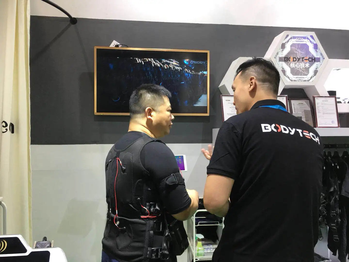 Ems muscle stimulation machine /body tech fitness equipment /ems muscle stimulator body ems training suit